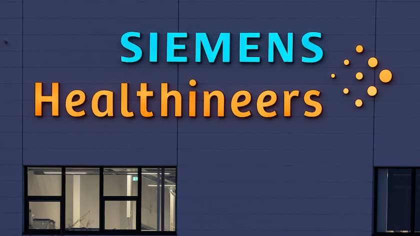 Nahaufnahme des Firmenlogos von Siemens Healthineers an der Außenfassade eines Unternehmensgebäudes in Forchheim, Deutschland.