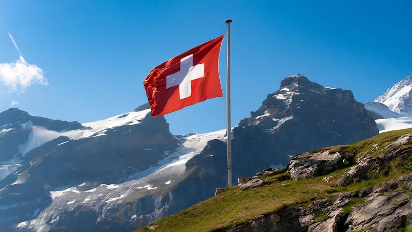 Die Nationalfahne der Schweiz flattert im Wind.