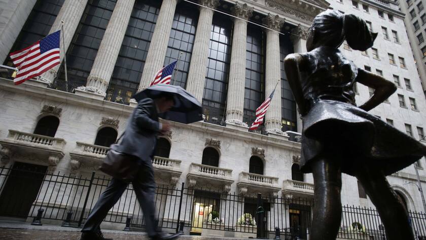 Ein Fussgänger vor dem Gebäude der New Yorker Stock Exchange.
