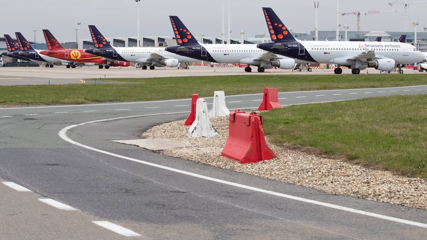 Brussels-Maschinen stehen am Brüsseler Flughafen Zaventem am Boden.