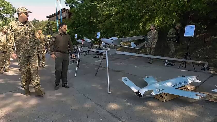 Ukraine-Präsident Wolodymyr Selenskyj inspiziert Drohnen (2023).