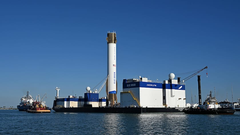 Die erste Stufe der Blue Origin New Glenn kehrt am Dienstag, dem 18. November 2025, nach Port Canaveral (FL), USA, zurück.