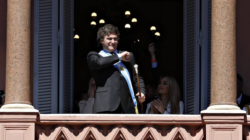 Präsident Javier Milei spricht vom Balkon der Casa Rosada.