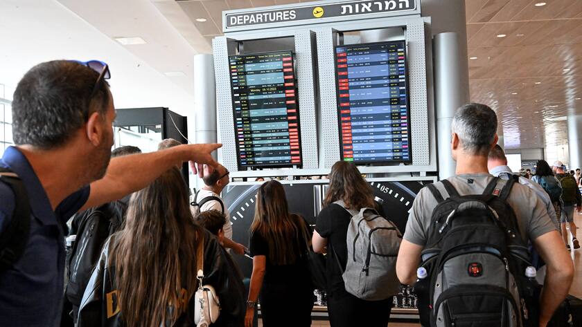 Reisende am Flughafen Ben Gurion in Tel Aviv am 8. Oktober 2023.