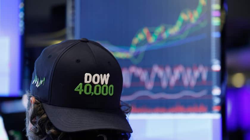 Ein Händler trägt eine Baseballkappe mit der Aufschrift 40'000, während er auf dem Parkett der New Yorker Börse NYSE an der Wall Street arbeitet.