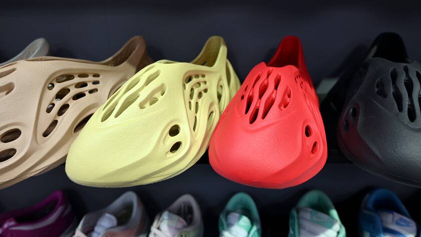 Die Yeezy Sneaker von Adidas wurden von US-Rappers Kanye West designed.