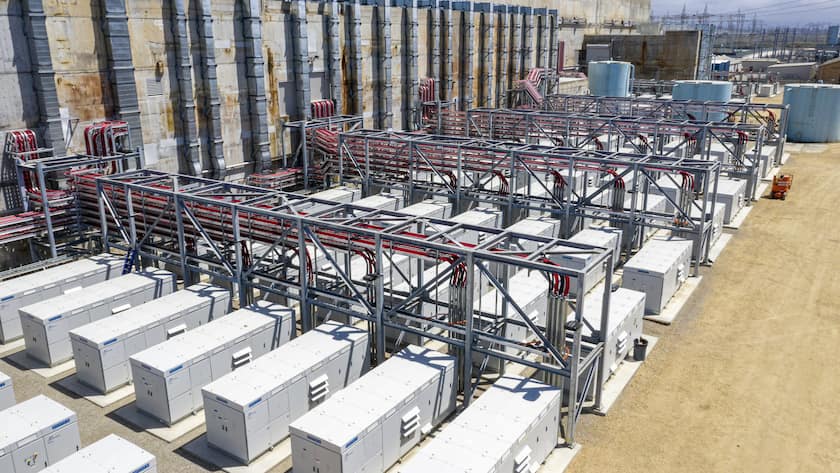 Wechselrichter ausserhalb eines Batteriegebäudes in der Energiespeicherzentrale von Vistra in Moss Landing, Kalifornien.