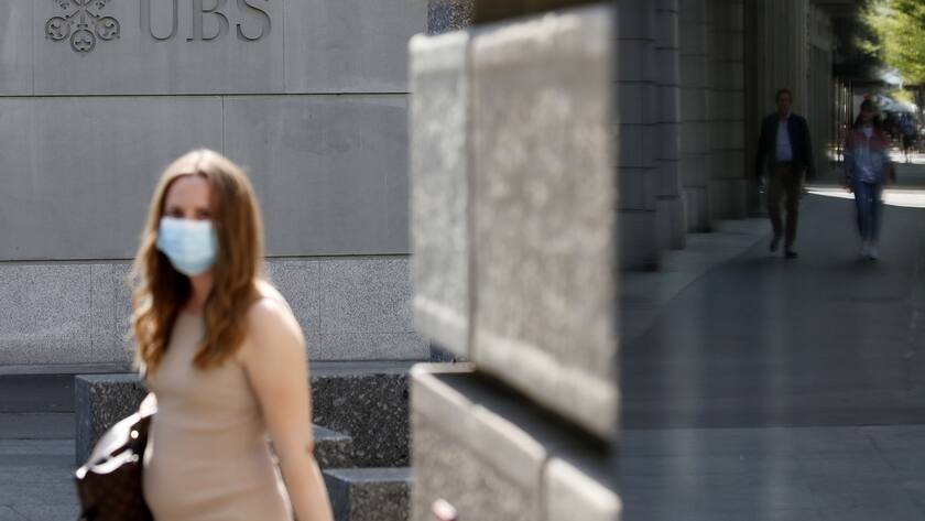 Maskentragen in der Zürcher Bahnhofstrasse: Frau für dem UBS-Hauptsitz mit Gesichtsschutz.