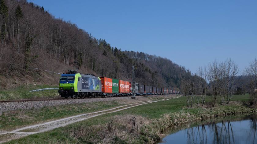 Ein Cargo-Zug von BLS.