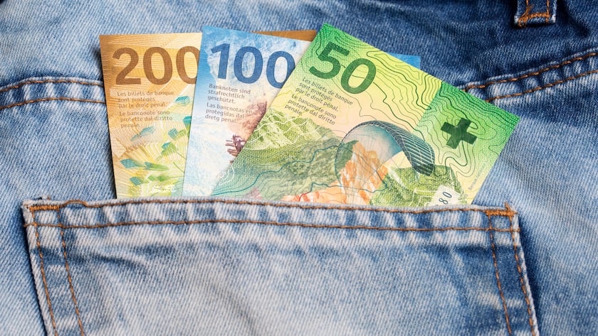 Schweizer Franken in der Tasche einer Jeans.