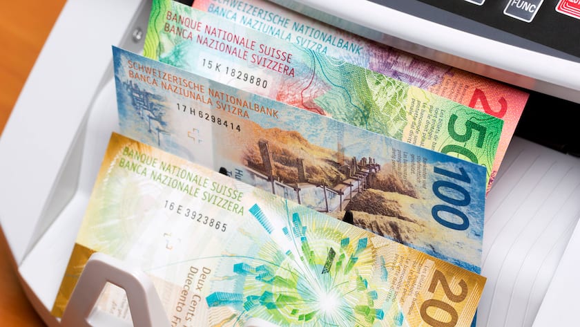 Schweizer Franken in einer Zählmaschine.