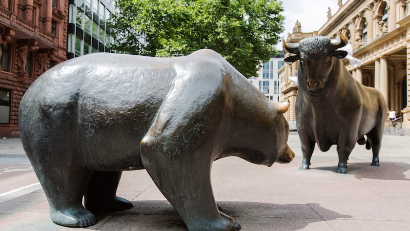 Bulle und Bär vor der Börse in Frankfurt.