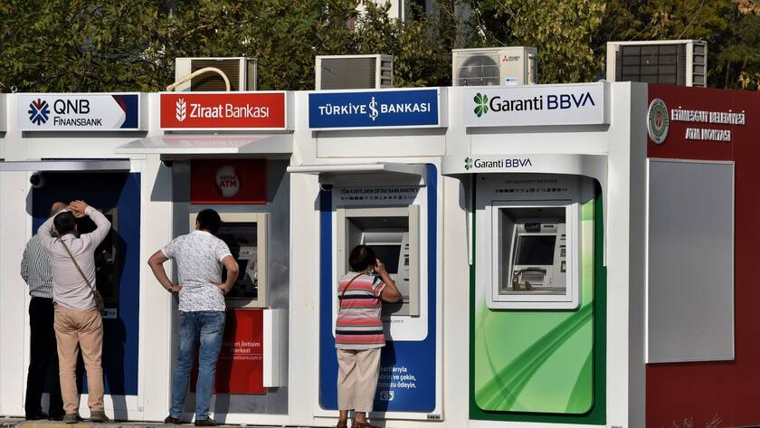 Kunden, die Geldautomaten vor einem Einkaufszentrum in Ankara benutzen.