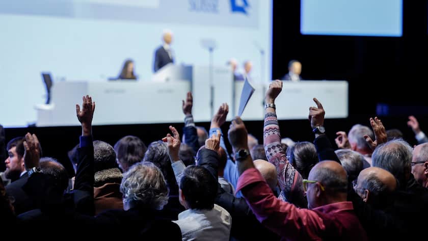 Die Aktionäre heben ihre Hand bei einer Abstimmung an der GV der Credit Suisse (2023).