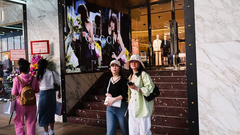 Kundinnen verlassen einen Gucci-Laden.