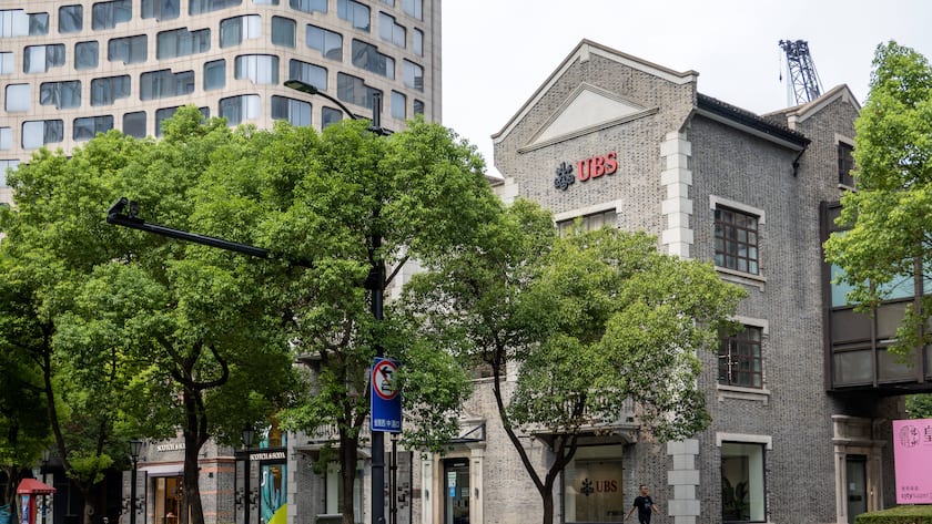 Logo der UBS an einem Gebäude in der Xintiandi Street in Shanghai, China.