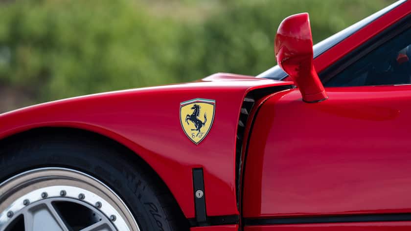 Ein Ferrari F40 im ikonischen roten Lack.