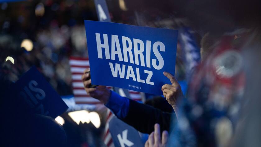 Menschen halten Schilder hoch an der Democratic National Convention im August 2024.