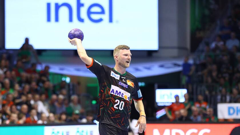 Intel-Werbung bei einem Handball-Spiel des SC Magdeburg.