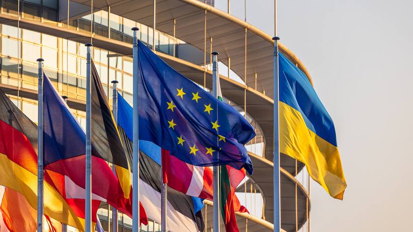 Flaggen der Europäischen Union und ihrer Mitgliedstaaten vor dem Europäischen Parlament in Strassburg.