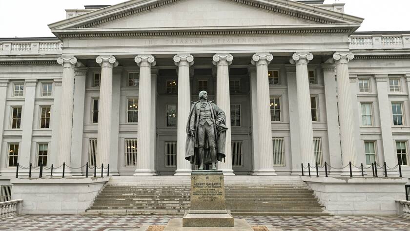 Statue von Albert Gallatin vor dem US-Finanzministerium in Washington DC, USA.