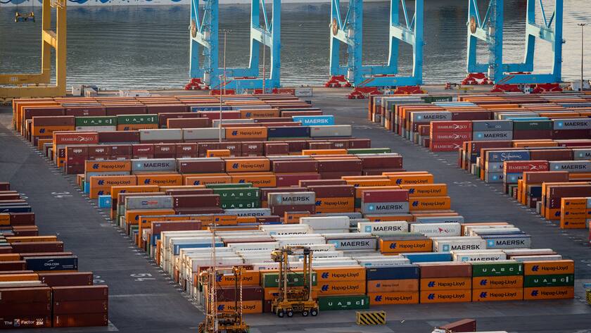 Container am Hafen von Barcelona, Spanien (Juli 2025).