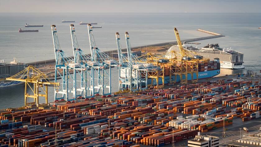 Container sowie Frachtschiff am Hafen von Barcelona, Spanien (Juli 2025).
