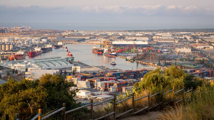 Container sowie Frachtschiffe am Hafen von Barcelona, Spanien (Juli 2025).