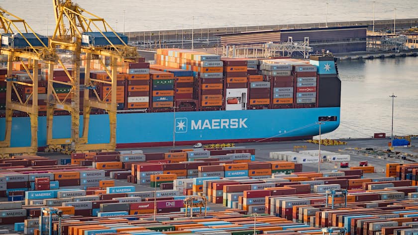 Container sowie Frachtschiff am Hafen von Barcelona, Spanien (Juli 2025).