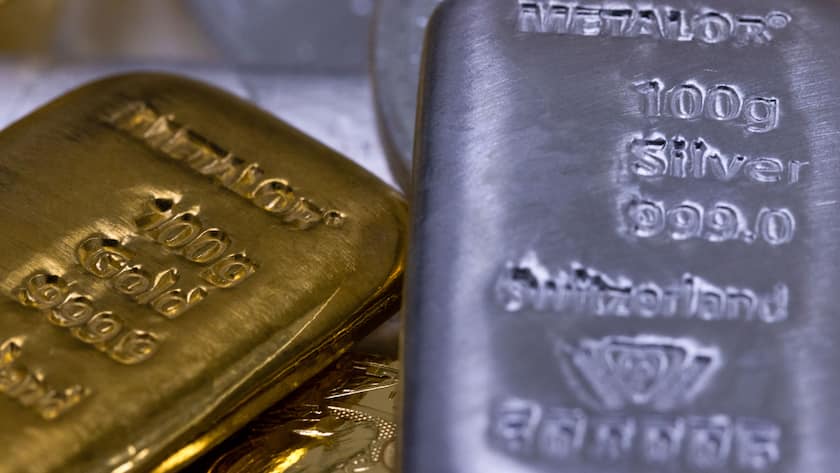 Spezialist sagt: «Der Silbermarkt ist komplett ausgetrocknet» Ein 100-Gramm-Goldbarren und ein 100-Gramm-Silberbarren. (Mai 2024)