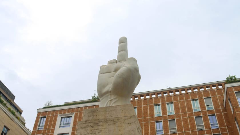 Ausgestreckter Mittelfinger: Marmor-Kunstwerk von Maurizio Cattelan vor der Börse in Mailand (Borsa Italiana).