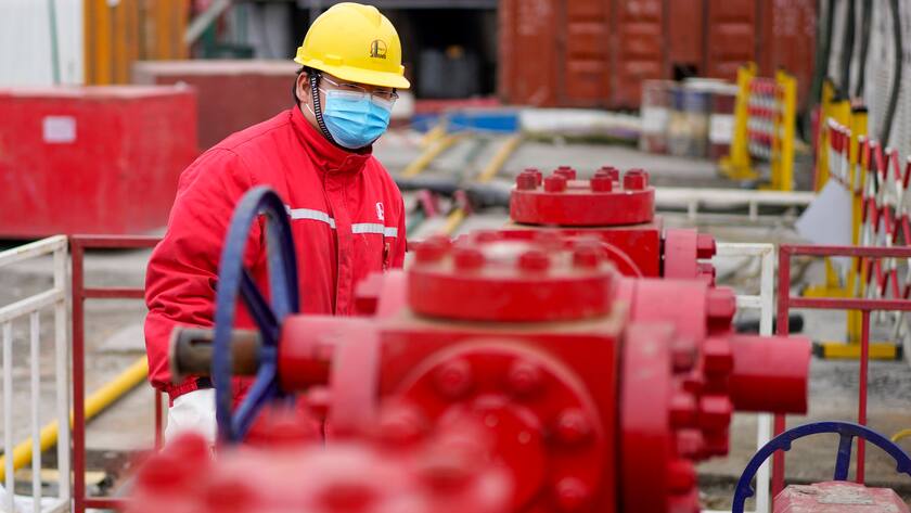 Das Coronavirus belastet die Wirtschaft: Techniker mit Mundschutz in einer chinesischen Ölförderanlage.