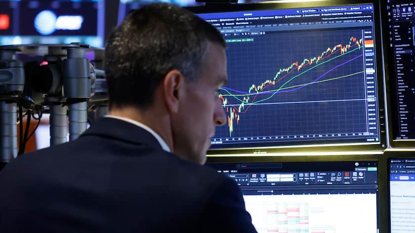 Trader an der Börse bei der Wall Street in New York, USA (November 2025).