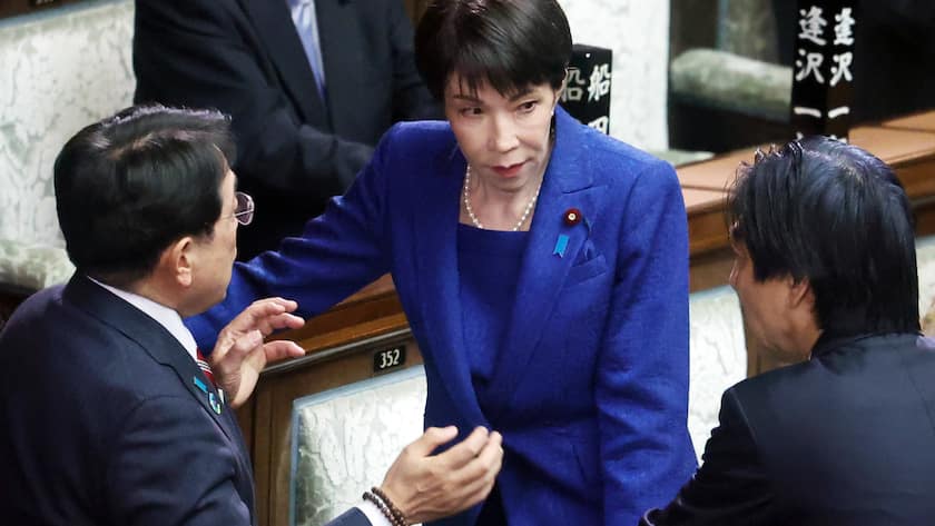 Japans Ministerpräsidentin Sanae Takaichi diskutiert mit zwei Regierungskollegen (Januar 2026).