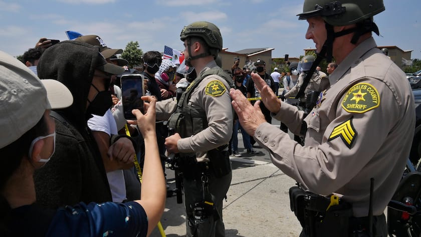 Demonstranten treffen in Los Angeles auf Sicherheitskräfte. (7. Juni 2025)