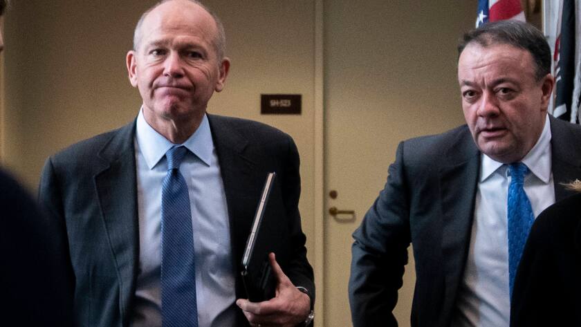 Boeing-CEO Dave Calhoun (links) nach einem Treffen mit Senator Tammy Duckworth (rechts) am 25. Januar 2024 (Washington, USA).