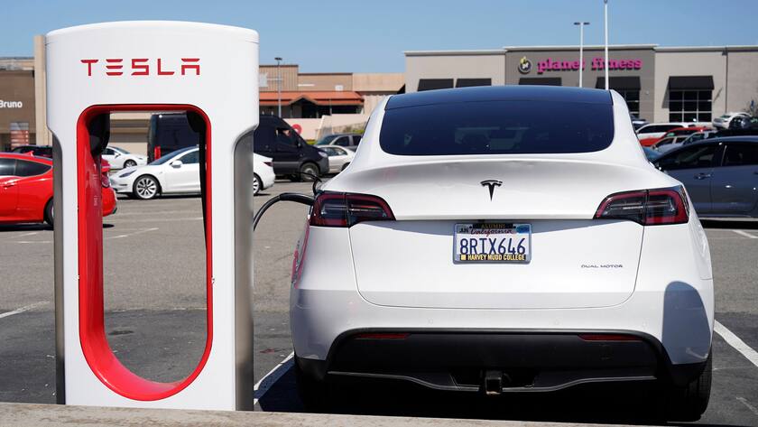 Ein Tesla auf einem Parkplatz in San Bruno, Kalifornien (3. April 2024).