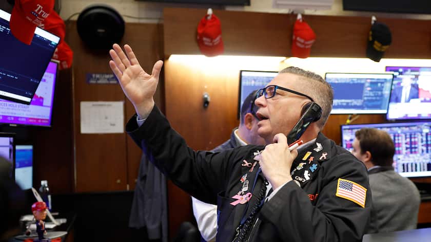 Trader an der Börse bei der Wall Street in New York, USA (November 2025).