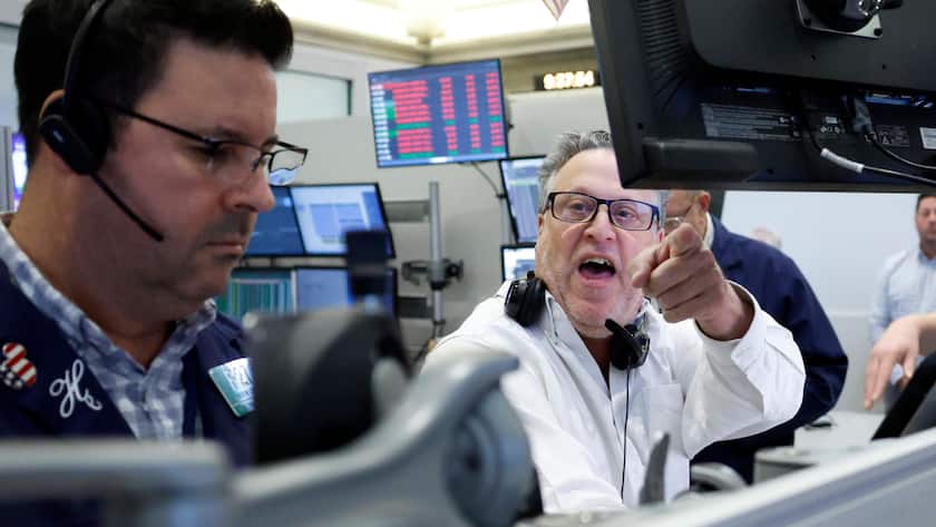 Trader an der Börse bei der Wall Street in New York, USA (November 2025).