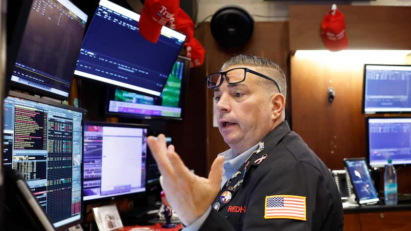Trader an der Börse bei der Wall Street in New York, USA (November 2025).