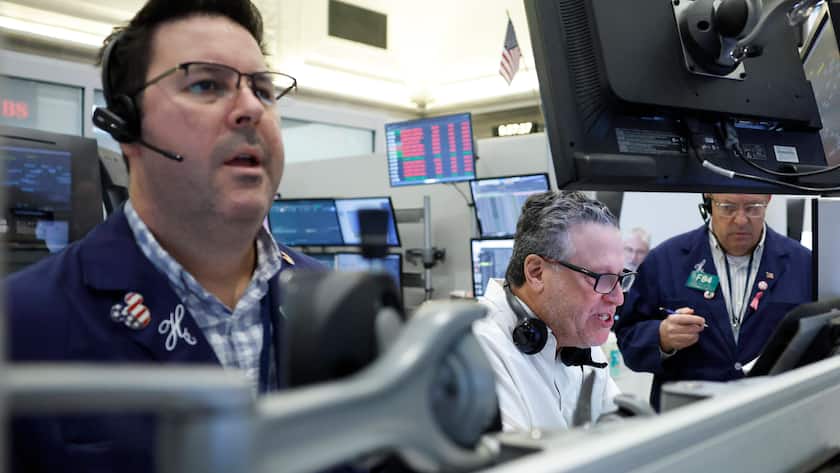 Trader an der Börse bei der Wall Street in New York, USA (November 2025).