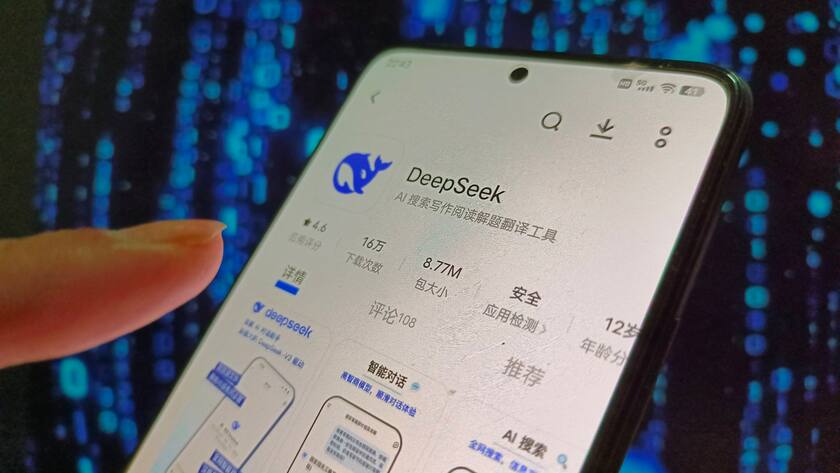DeepSeek-Logo auf einem Smartphone.