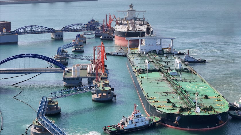 Ein Erdöltanker nahe der chinesischen Stadt Yantai in der Provinz Shandong kurz vor dem Entladung an einem Terminal (2025).