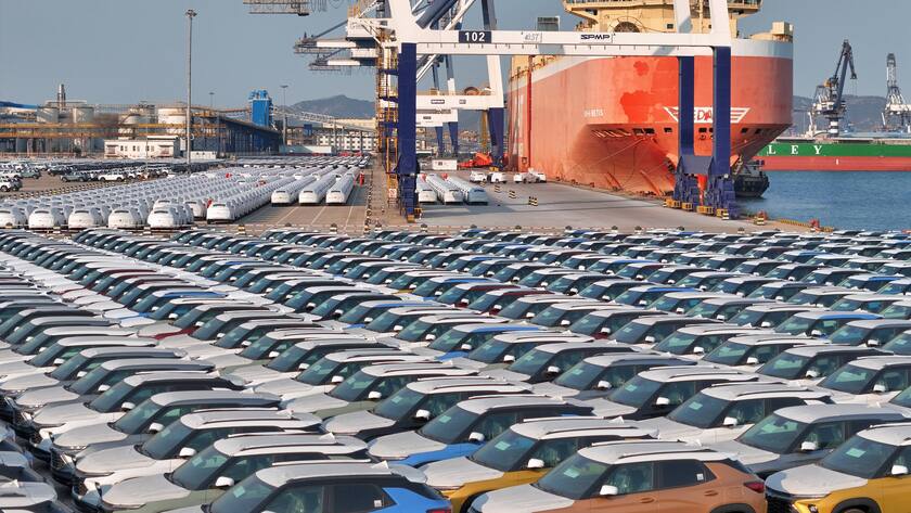 Für den Export vorgesehene Autos im chinesischen Hafen Yantai.