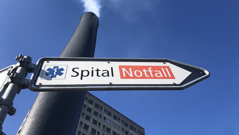 Wegweiser zur Notaufnahme beim Stadtspital Triemli in Zürich.