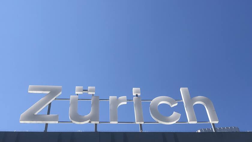 Am Haupteingang des Flughafens Zürich.