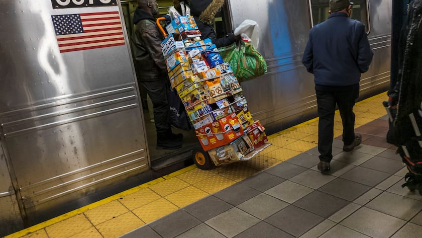Ein Kleinunternehmer transportiert Snacks in der U-Bahn von New York.