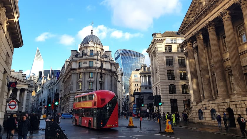 Mansion House Street mit Blick auf alte und neue Bauten der City of London.