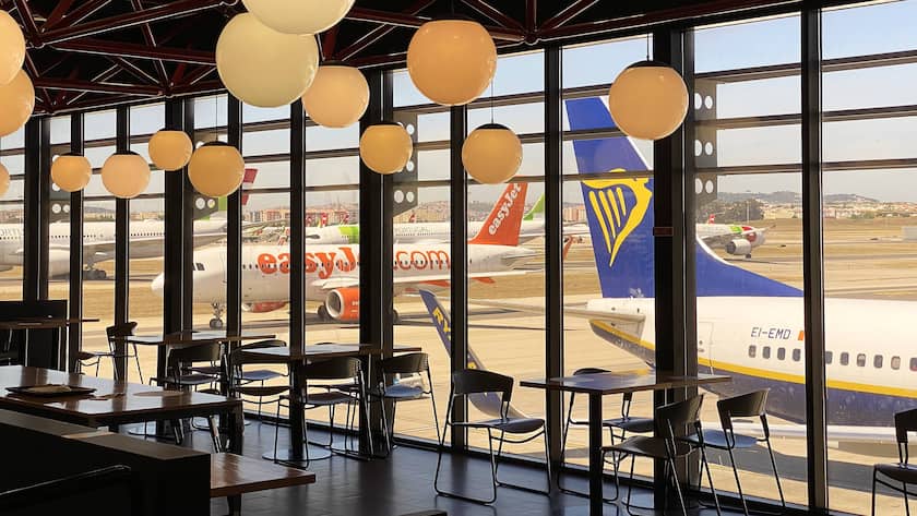 Flugzeuge von Easyjet und Ryanair am Flughafen Lissabon.