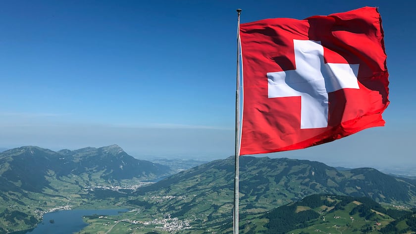 Schweizer Flagge weht auf dem Grossen Mythen.